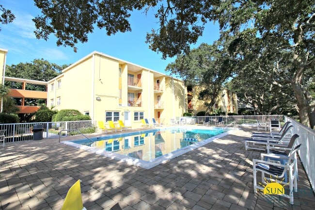 Building Photo - 1 mile East of Hurlburt AFB, beautiful Ced...
