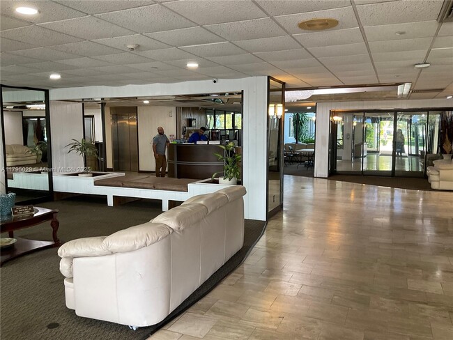 Foto del edificio - 4200 Hillcrest Dr
