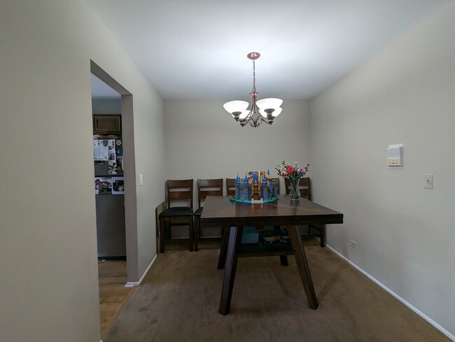 Foto del edificio - 404 Pinetree Ln