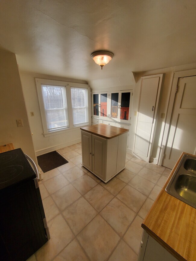 Foto del edificio - Charming 1BED/1BATH South Milwaukee Upper
