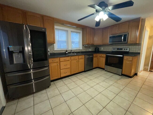Building Photo - 50% OFF 1st month's rent! Well maintained ...