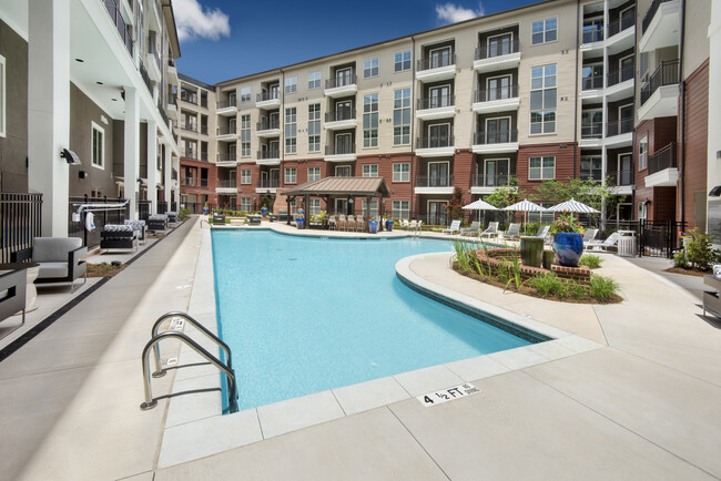 Piscina - Overture Buckhead South 55+ Apartment Homes