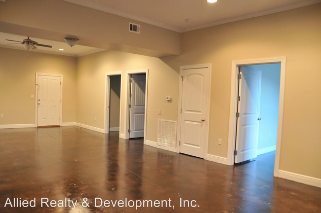 Foto del edificio - 5 br, 5 bath Apartment - 1420 A-B Cloverdale