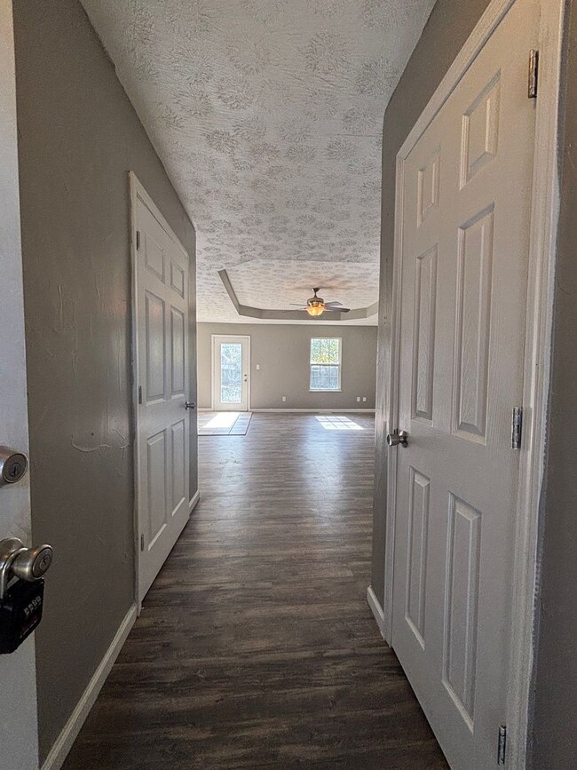 Building Photo - Beautiful 3 bedroom 2 full bath 1 car garage