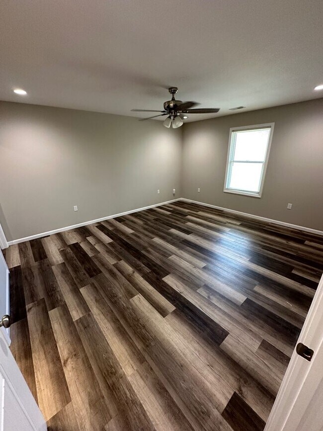 Building Photo - 1081-MF3-E