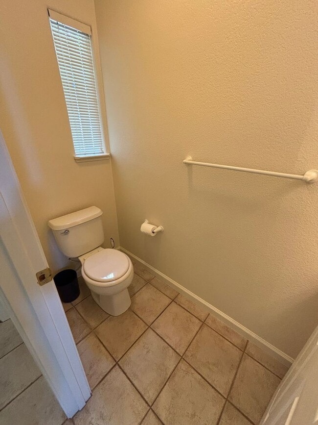 Building Photo - 4 bedroom 2.5 Bathroom Skyhawk Single Fami...