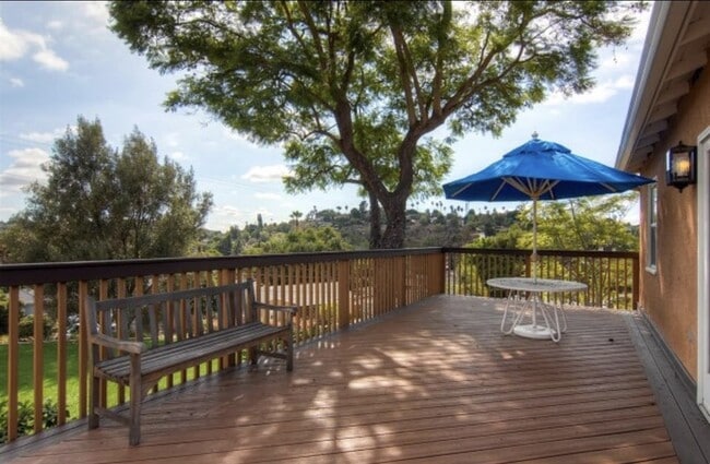 Building Photo - Lovley 3 bedroom 1 bath House, Fantastic views! Front and backyard