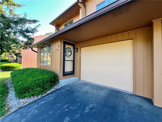 Building Photo - 3 Treetop Dr