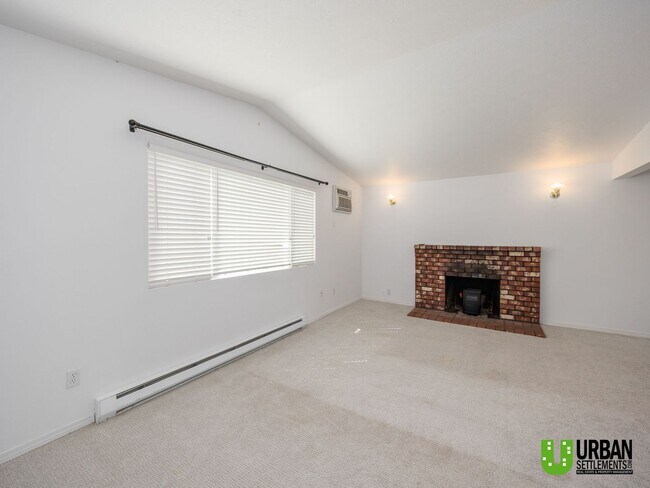 Foto del edificio - Top-Level 2 Bed / 1 Bath Condo with Garage & In-Unit Laundry – Shiloh Hills
