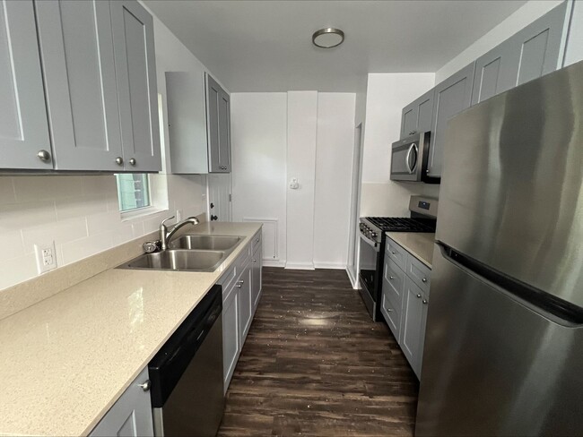 Foto del edificio - Beautiful Two Bedroom, One Bath Ready For ...