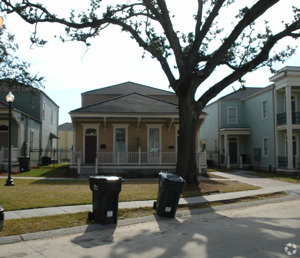 Building Photo - 1830 Annunciation St