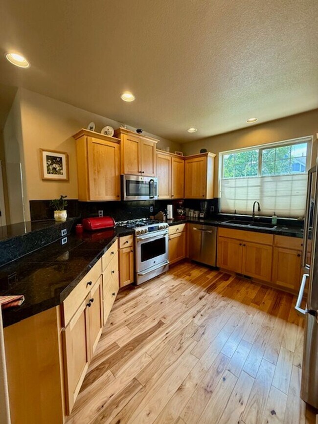 Foto del edificio - Spacious 3-Bedroom + Bonus Room Home in La...