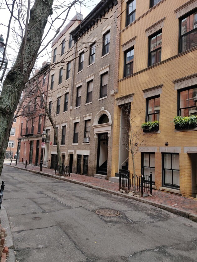 102 Myrtle St Unit B, Boston, MA 02114 Condo for Rent in Boston, MA