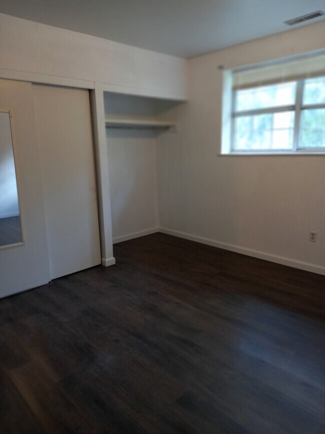 Foto del edificio - 17 Meadowlark Dr