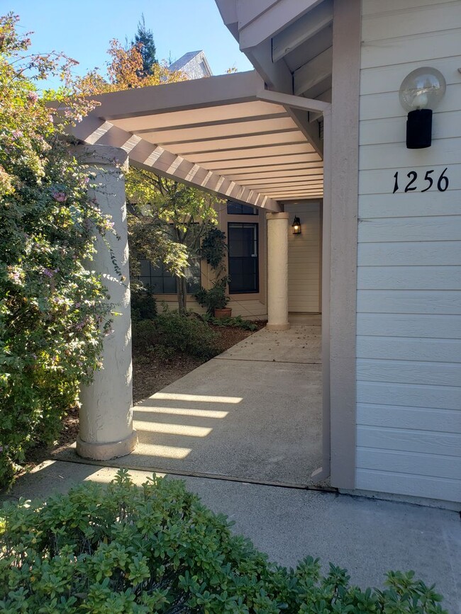 Building Photo - Two-Story Beauty Close to Town