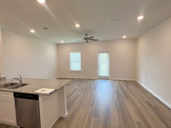 Foto del edificio - 1745 Jakes Dr