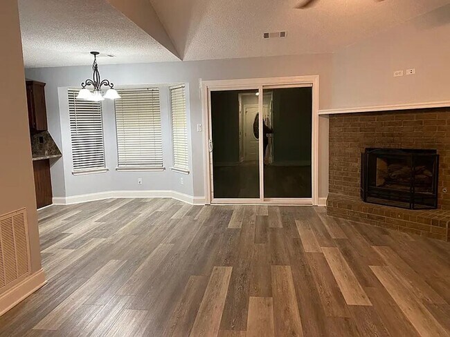 Building Photo - 2817 Forest Dr