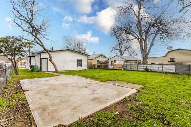 Building Photo - 304 Givens Ave