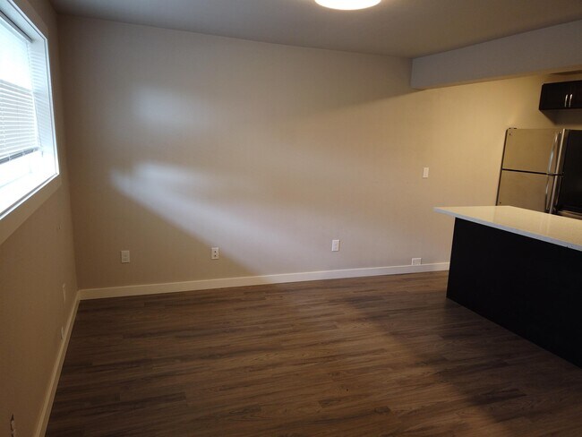 Building Photo - 2515 Thorndyke Ave W