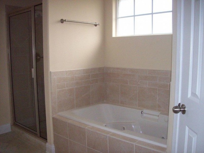 Building Photo - 3111 Village Cir