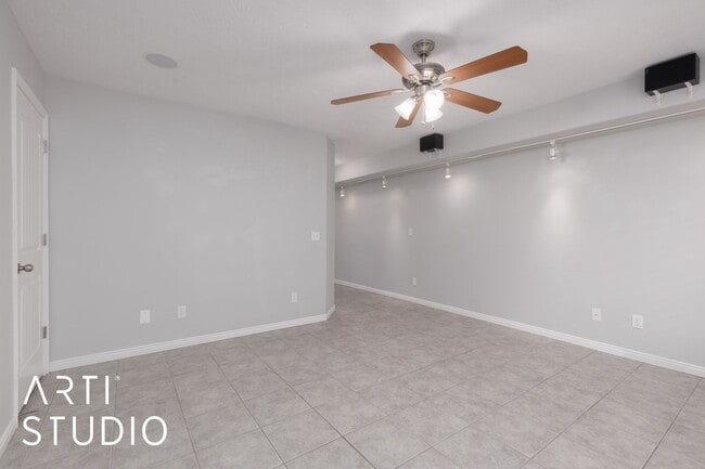 Building Photo - 3-bedroom 2.5-bathrooms with 1 car garage