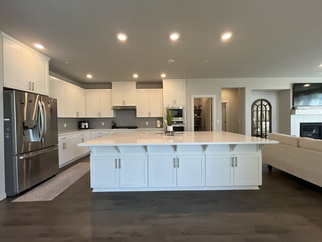 Foto del edificio - Spacious 5BR Home Near Mountainside High School with Loft, Balcony & Large Kitchen