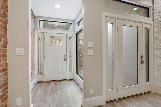 Building Photo - Captivating in Capitol Hill| 2 Bedroom + D...
