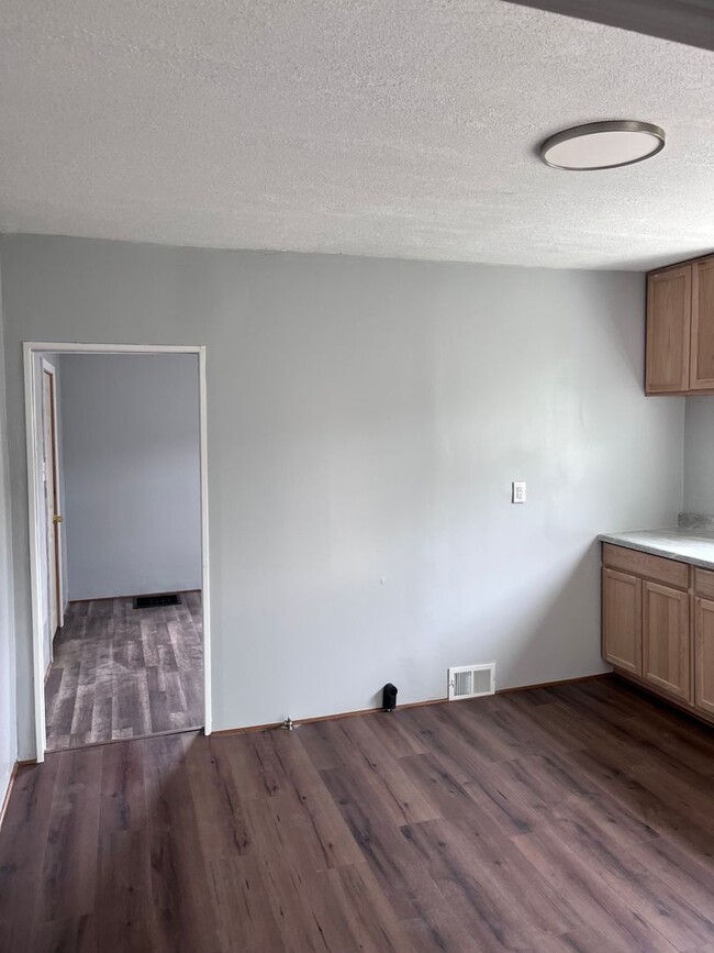 Building Photo - 1st floor apartment Ready now