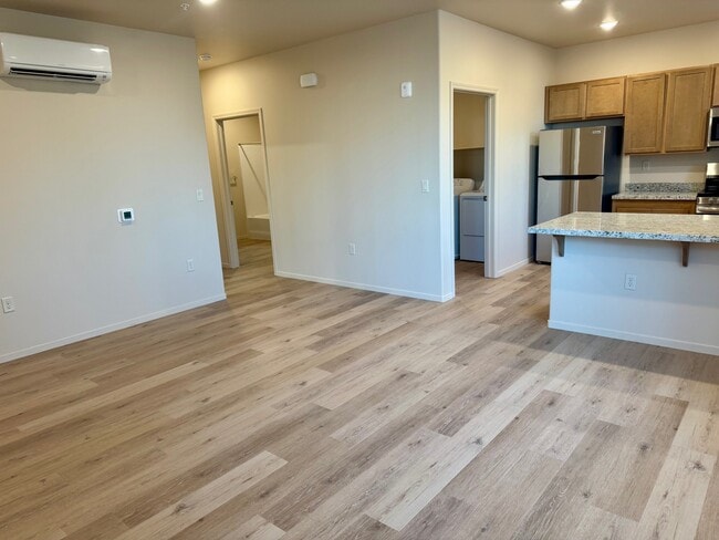 Sala de estar/pasillo 1x1 - River Ranch Apartments