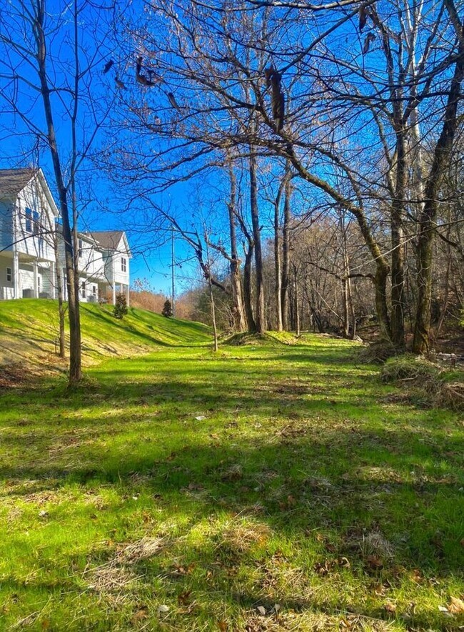 Foto del edificio - Charming Two Bedroom Townhomes With Flex R...