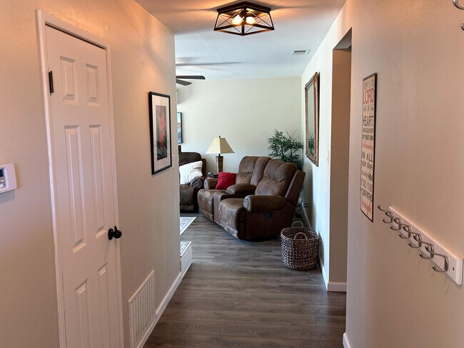 Building Photo - 29850 Pinedale Dr