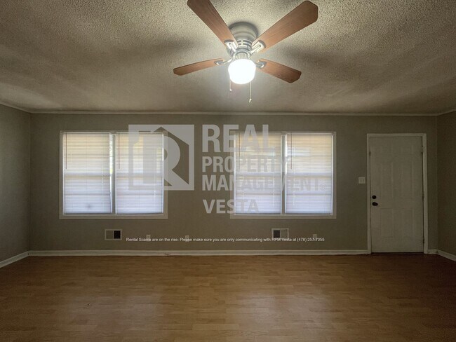 Building Photo - Four Bedroom Home off of Mercer University...