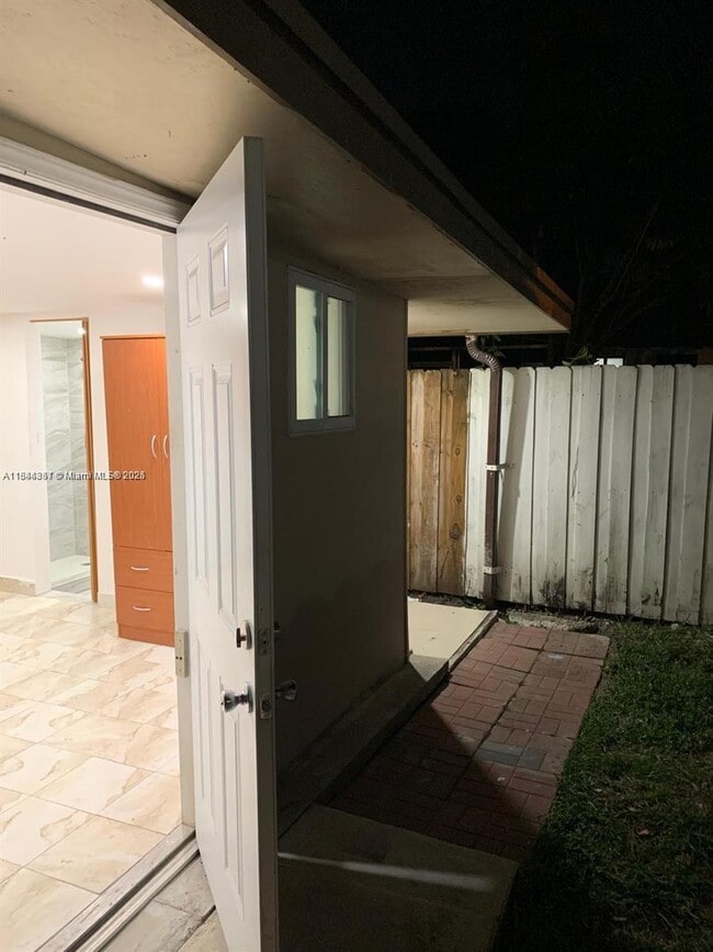 Foto del edificio - 20811 NW Miami Pl