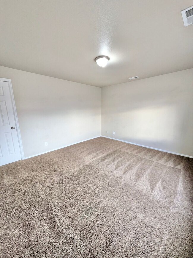 Building Photo - 1833 E 3rd St