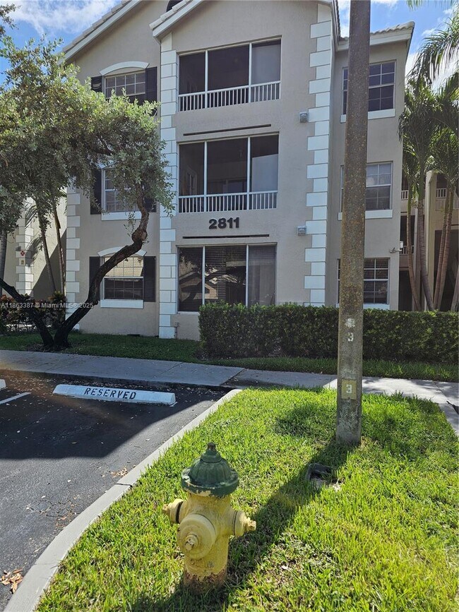 Building Photo - 2811 N Oakland Forest Dr