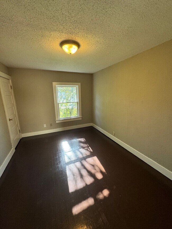 Foto del edificio - 414 Rose Ln