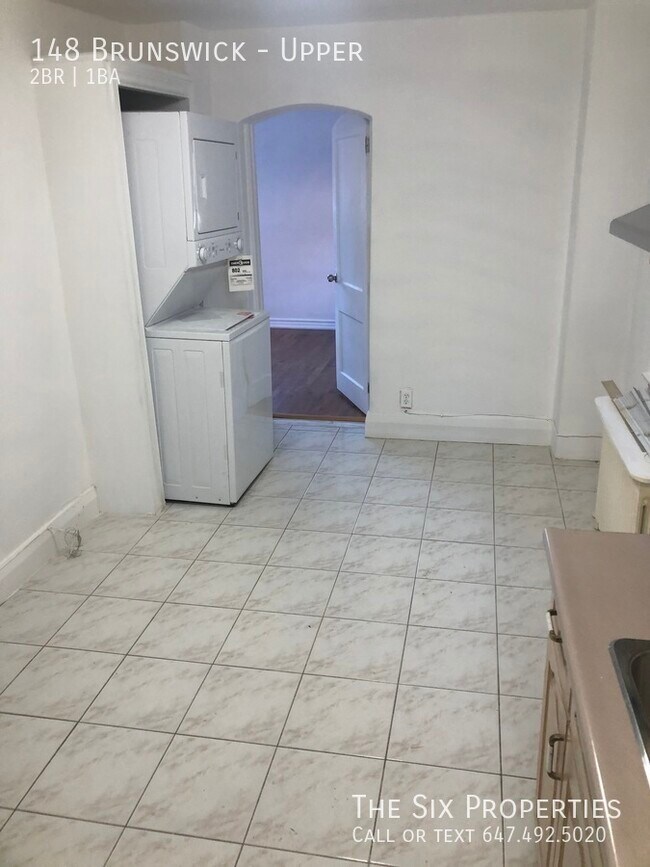 Building Photo - 2 Bedroom, Harbord Village, Upper floor with private balcony