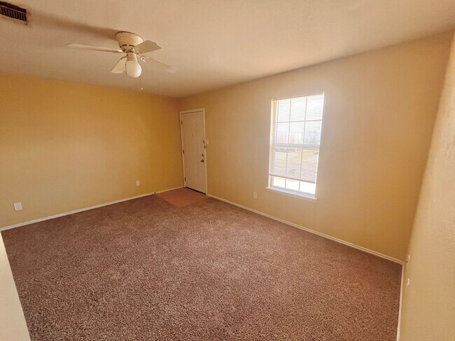 Foto del edificio - 1703 Benttree Dr Unit C