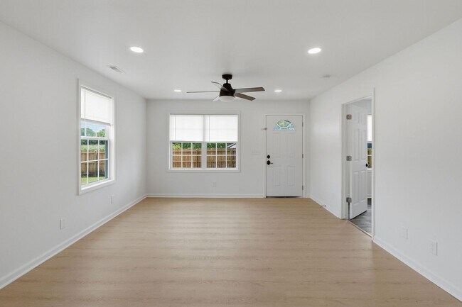 Foto del edificio - Charming Updated Home with Expansive Yard in Joelton!
