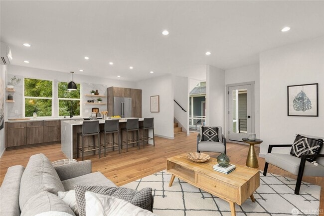 Building Photo - 3Bd/3.25Ba Seattle House