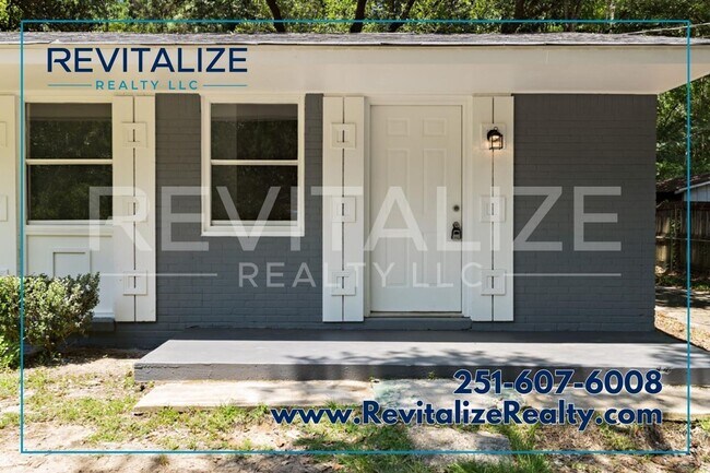 Building Photo - Newly Renovated 3 bedroom / 1 bathroom Rea...