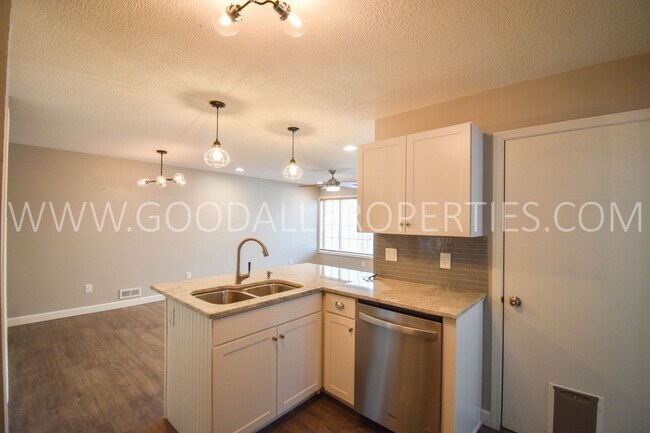 Foto del edificio - Updated 2-Bedroom Townhome Near Jordan Creek with Attached Garage