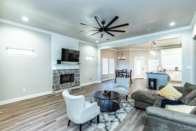 Building Photo - Charming 3-Bedroom Oasis with 2 Full Baths!