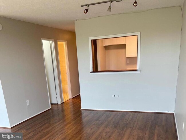 Building Photo - 4600 S Four Mile Run Dr