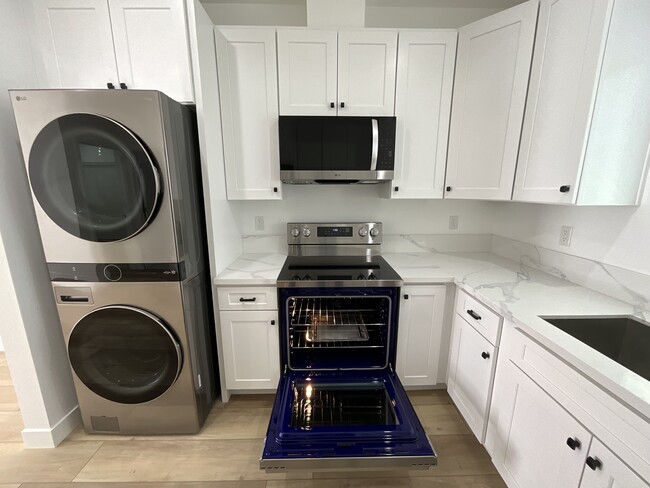 Foto del edificio - 5952 Balcom Ave