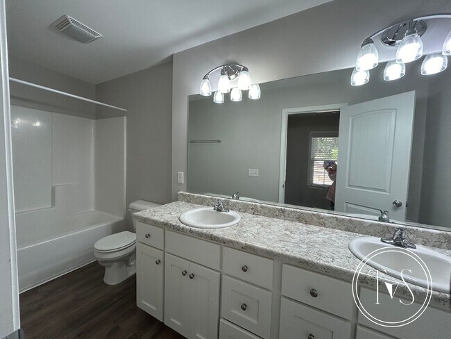 Foto del edificio - 515 Fraser Dr