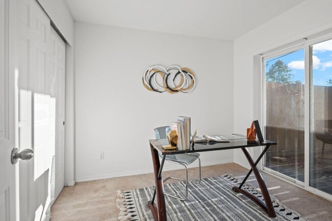 Foto del edificio - 3 bedroom Greenwood townhome with a view!