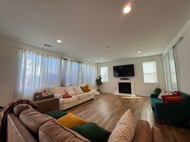 Foto del edificio - Beautiful 4 Bedroom House with office AND ...