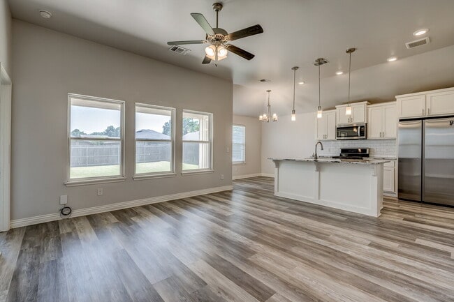 Building Photo - 3 Bedroom 2 Bath House for Lease!!