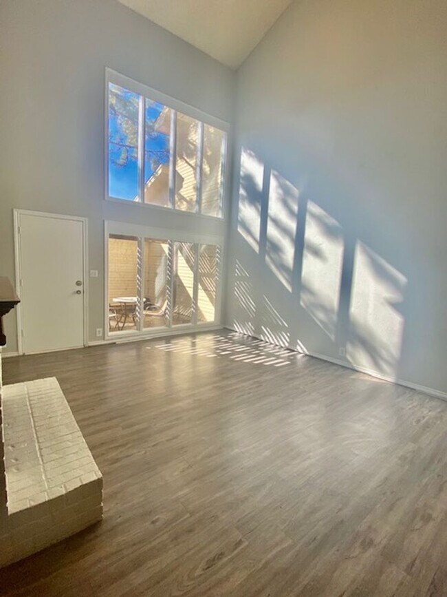 Building Photo - 2 Bedroom Townhouse near Tennis Center